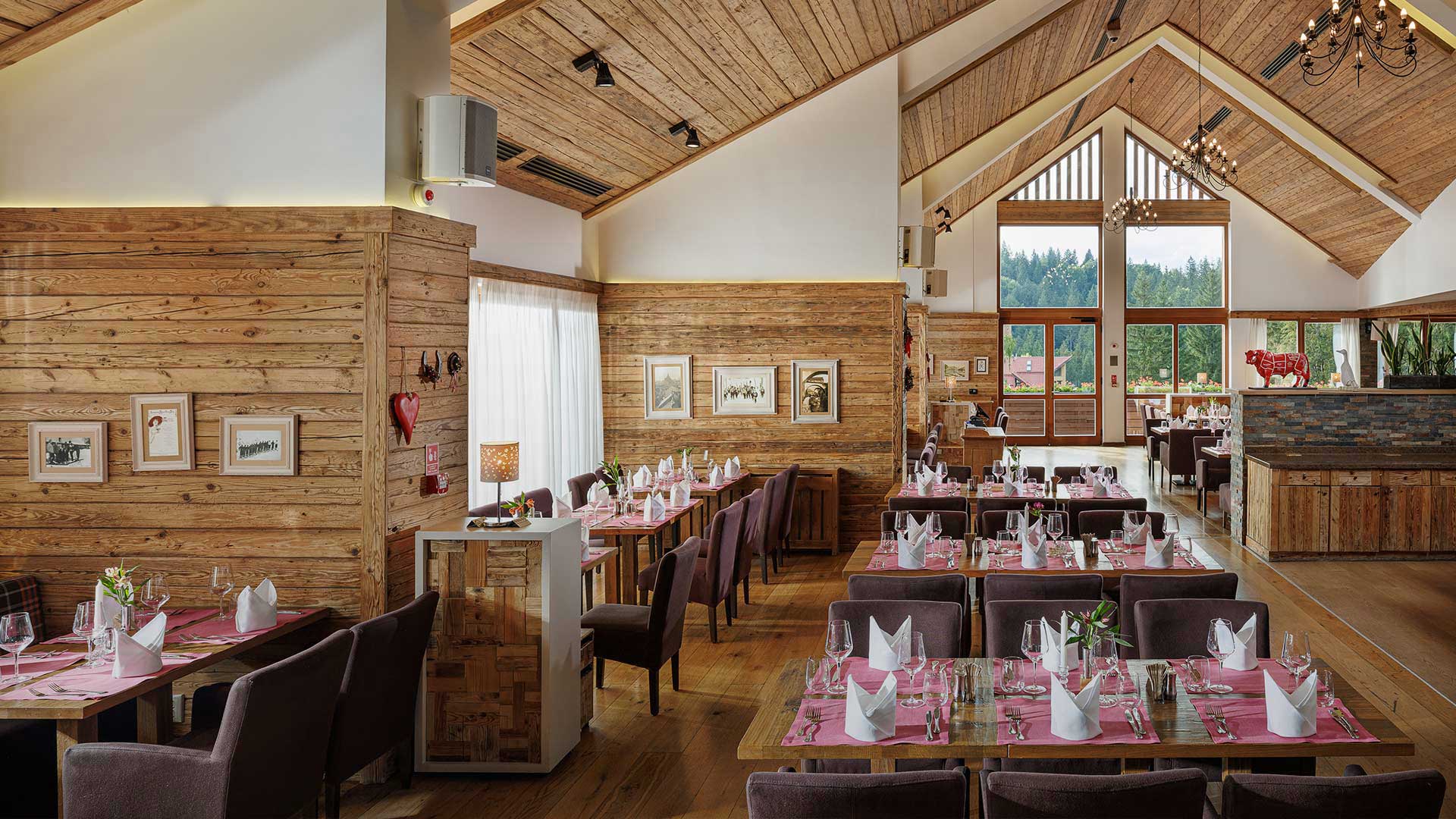 Restaurant elegant in Poiana Brasov la Teleferic Grand Hotel